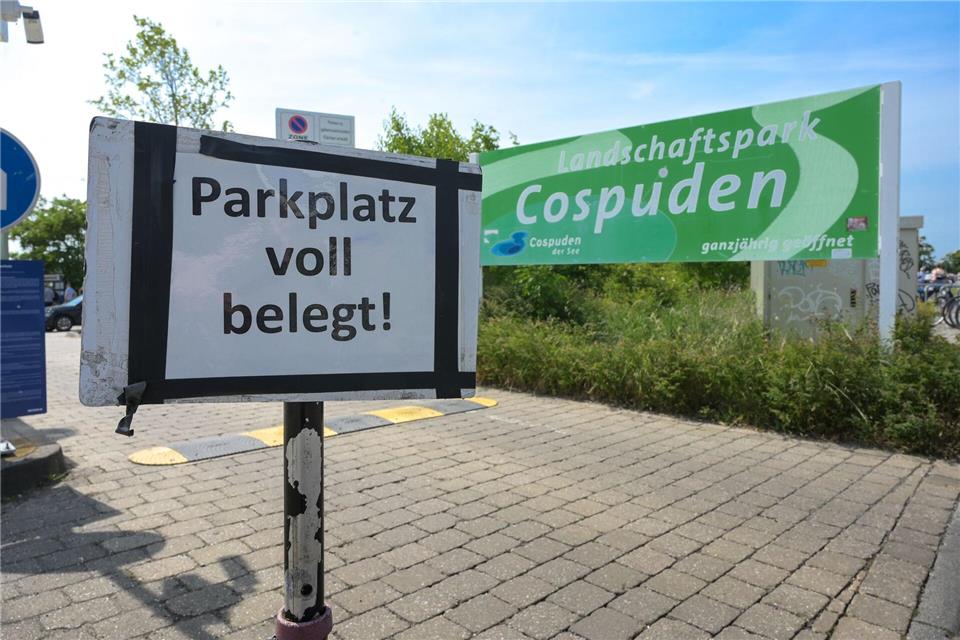 Am Cospudener See bei Leipzig waren die Kapazitätsgrenzen der Parkplätze am Pfingstsonntag erreicht. Heiko Rebsch/dpa