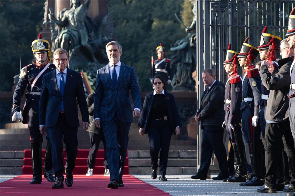 Am Denkmal für den Freiheitskämpfer José de San Martín legte Wadephul zunächst einen Kranz nieder.Boris Roessler/dpa