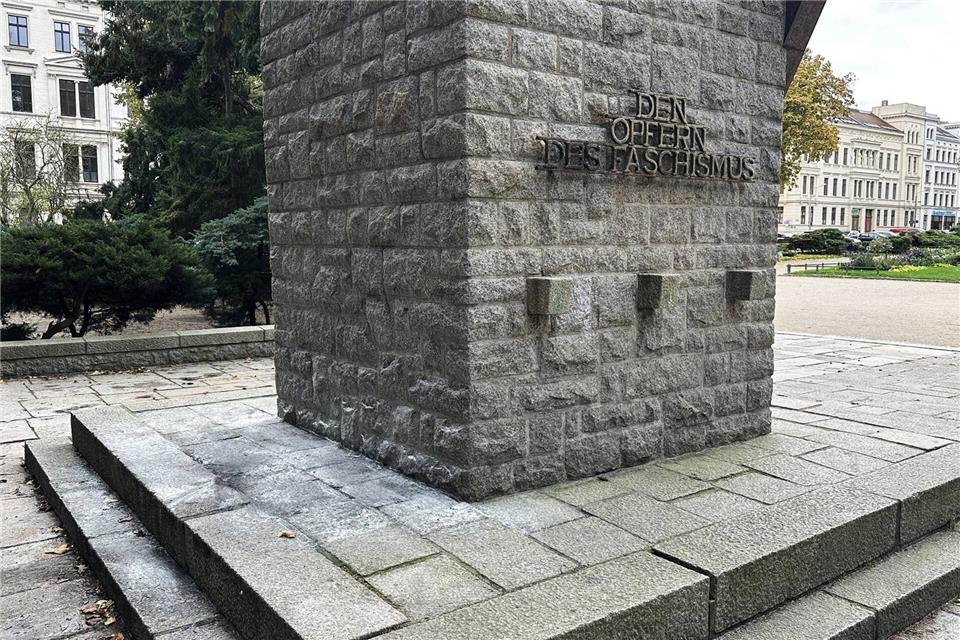 Am Denkmal für die Opfer des Faschismus in Görlitz wurden Bücher verbrannt. Danilo Dittrich/dpa