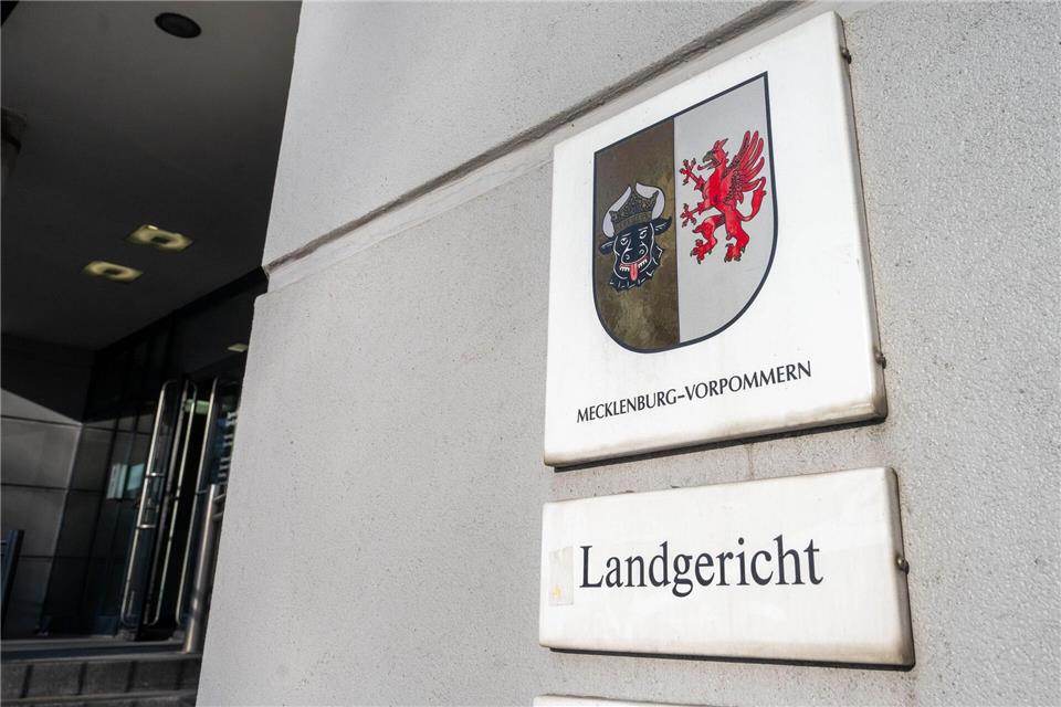 Am Dienstag soll das Urteil im Totschlagprozess gegen einen 75-Jährigen aus Waren an der Müritz fallen. Er soll seine Ehefrau mit einem Küchenmesser getötet haben. (Archivbild)Stefan Sauer/dpa