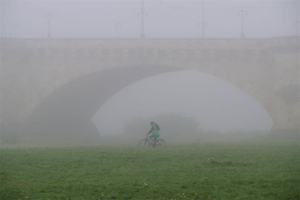 Am Dienstag und Mittwoch ist in Sachsen verbreitet mit Nebel zu rechnen. (Archivbild)Katharina Kausche/dpa