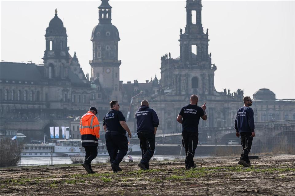 Am Dienstag untersuchten Experten zwei verdächtige Gegenstände an der eingestürzten Carolabrücke. (Archivbild)Robert Michael/dpa