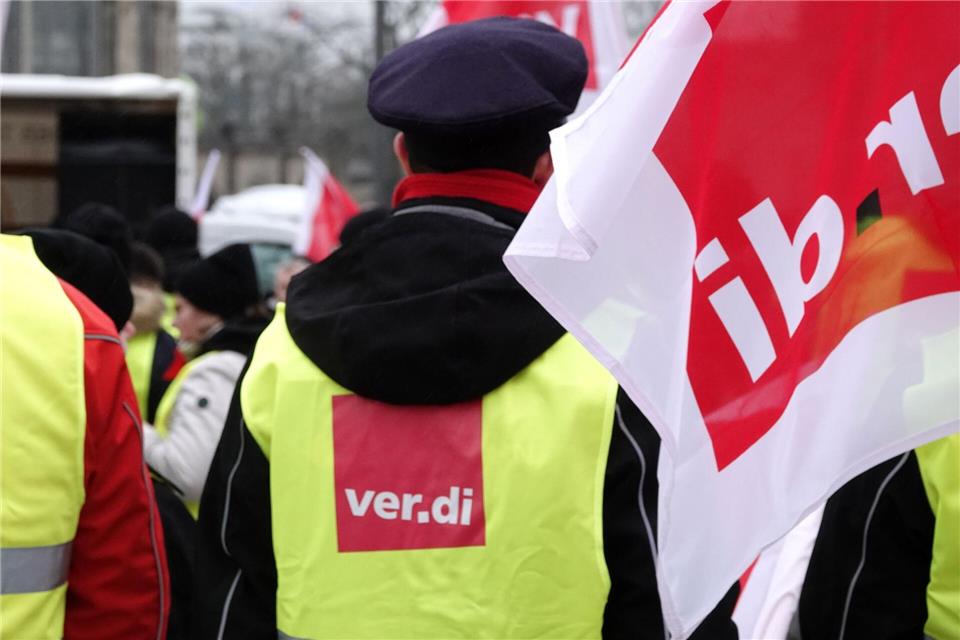 Am Dienstag werden viele Busse der Hochbahn in Hamburg wegen eines Warnstreiks in den Depots bleiben. (Symbolbild)Rabea Gruber/dpa