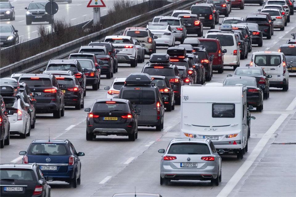 Am Dienstag wird die Autobahn GmbH bundesweit bestreikt. Sorgt das auch für Auswirkungen auf den Straßen im Südwesten? (Archivbild)Marijan Murat/dpa