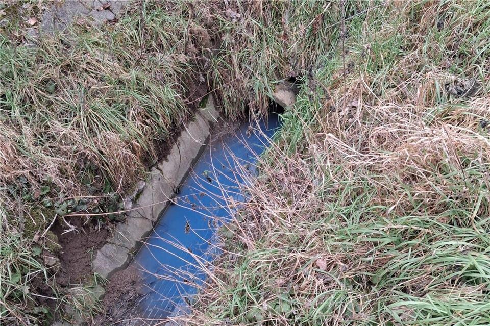 Am Dienstag wurde die Feuerwehr zunächst zu der blauen Verfärbung im Abwasserkanal gerufen.-/Verbandsgemeinde Wörrstadt/dpa