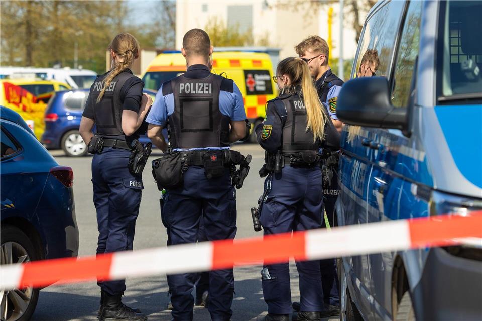 Am Dienstagmittag waren Hinweise auf Schüsse per Notruf eingegangen. Die Polizei ordnete dies den Angaben zufolge als lebensbedrohliche Einsatzlage ein.Jürgen Lösel/dpa