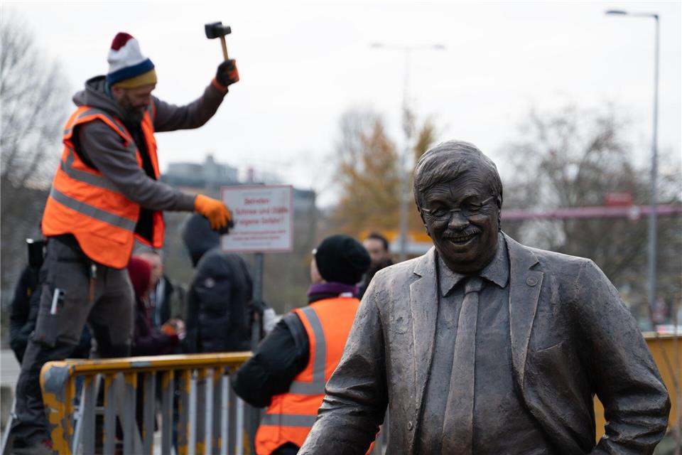Am Dienstagmorgen haben die Aktivisten die Statue des von einem Rechtsextremisten getöteten CDU-Politikers Lübcke vor dem Konrad-Adenauer-Haus aufgestellt.Markus Lenhardt/dpa