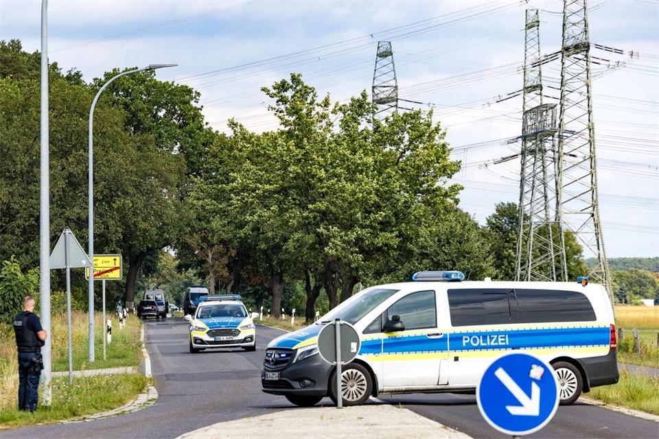 Am Dienstagmorgen hatten Unbekannte nahe dem Kohlekraftwerk Jänschwalde in Brandenburg versucht, Kurzschlüsse an Höchstspannungsleitungen auszulösen. Frank Hammerschmidt/dpa