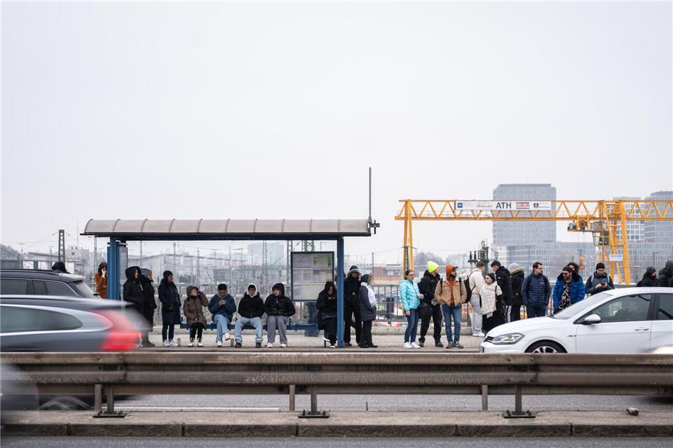 Am Dienstagmorgen lief der kommunale Nahverkehr wieder geregelt an.Lukas Barth-Tuttas/dpa