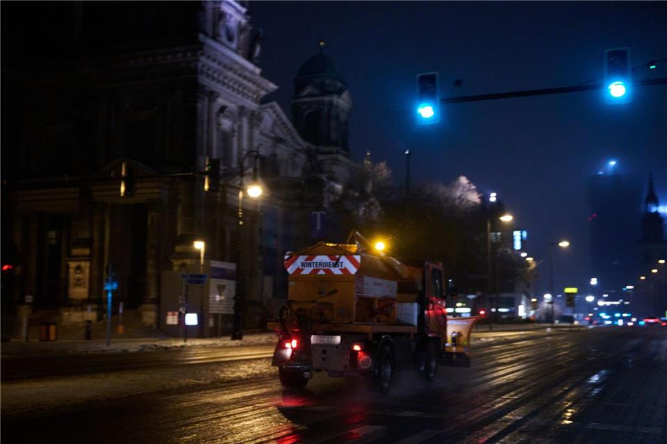 Am Dienstagmorgen warnt der DWD vor Glatteis.Annette Riedl/dpa