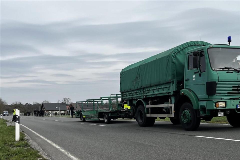 Am Dienstagnachmittag, 24. März, bauen Polizisten der Einsatzhundertschaft lange Zäune entlang der Schöppinger Straße vor dem Brennelementezwischenlager auf. Dort werden in der Nacht auf Mittwoch die ersten Castortransporte aus Jülich erwartet.