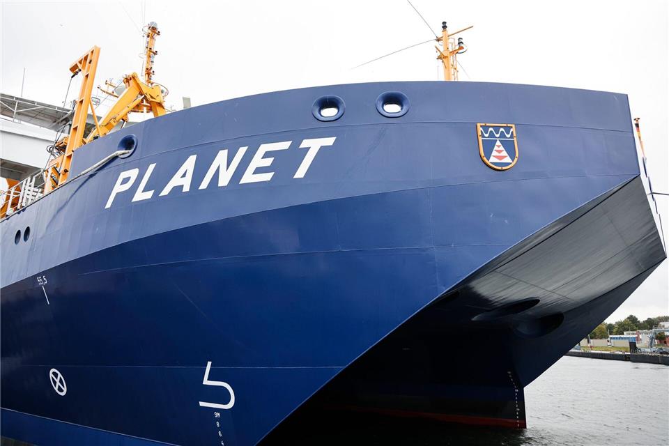Am Dienstagvormittag ist das Forschungsschiff „Planet“ am Marinestützpunkt Eckernförde zur Nato-Unterstützungsmission ausgelaufen.Frank Molter/dpa