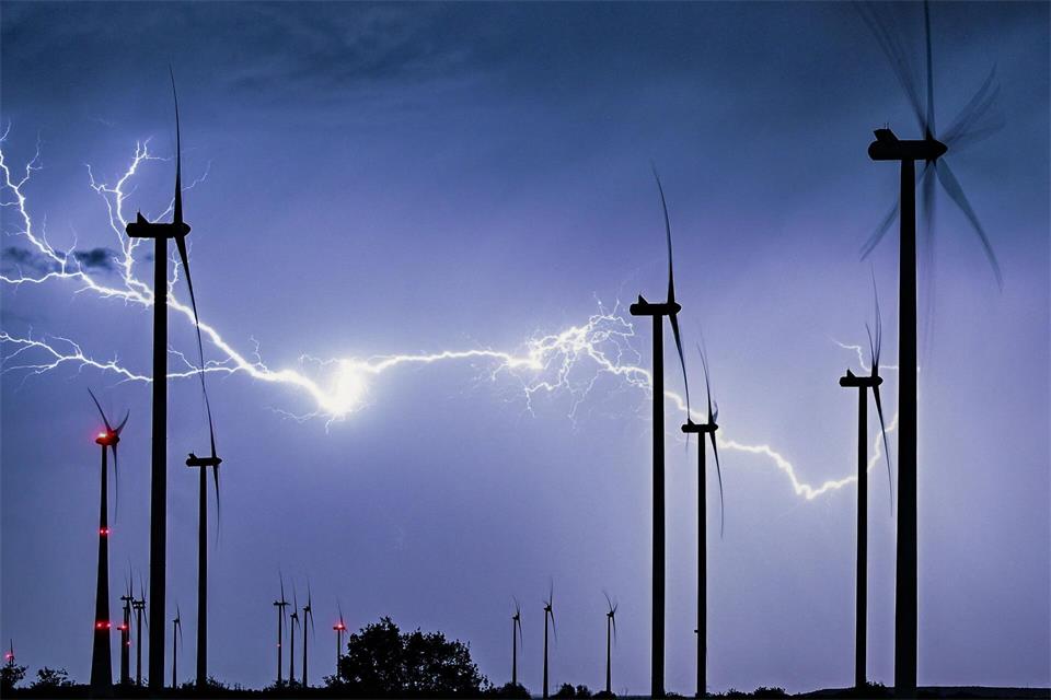 Am Donnerstag erwarten die Wetterexperten zeitweise Regen, Schauer und vereinzelt Gewitter. Patrick Pleul/dpa