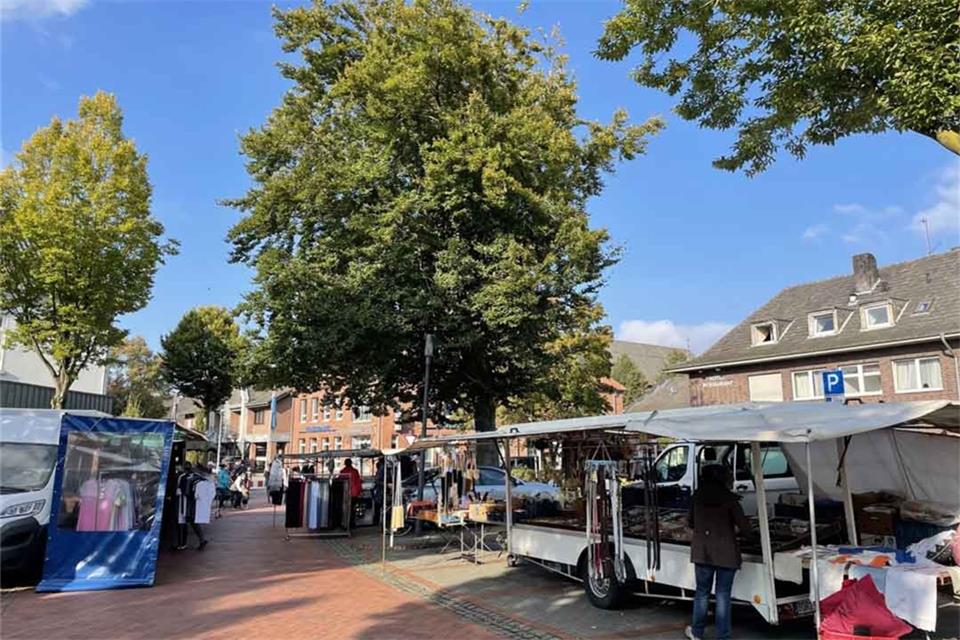 Am Donnerstag findet der Raesfelder Monatsmarkt erstmals auf dem Rathausplatz statt.
