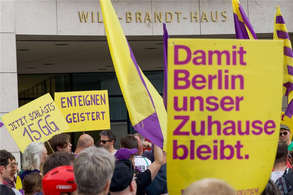 Am Donnerstag hatten Menschen vor der SPD-Zentrale gegen den Beschluss des Koalitionsausschusses demonstriert.Soeren Stache/dpa