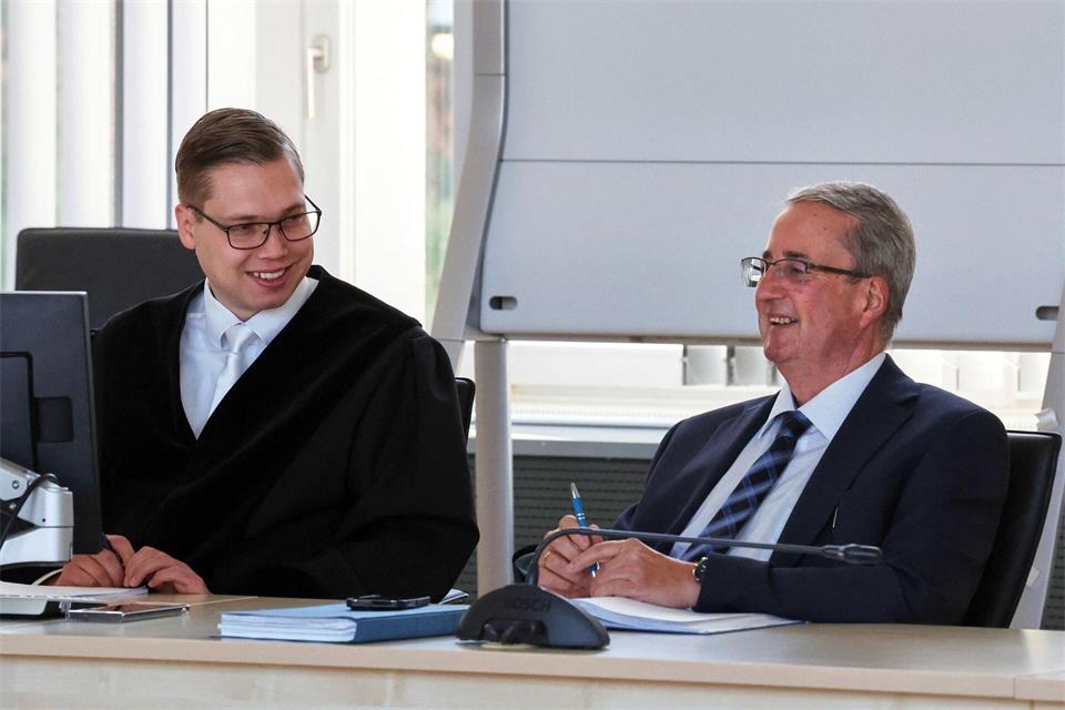 Am Donnerstag legt der psychiatrische Sachverständige Peter Keiper (re.) sein Gutachten vor. Neben ihm sitzt Staatsanwalt Oliver Schley (li). Bernd Wüstneck/dpa