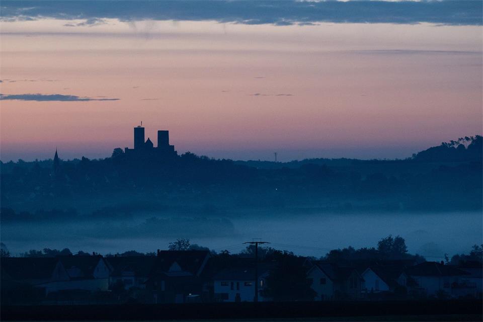 Am Donnerstag werden nach Auflösung des Nebels Höchsttemperaturen zwischen 11 und 14 Grad erwartet. (Archivbild)Florian Wiegand/dpa