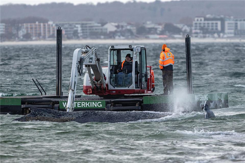 Am Donnerstagabend bewegt sich der Buckelwal ein Stück weiter.Ulrich Perrey/dpa