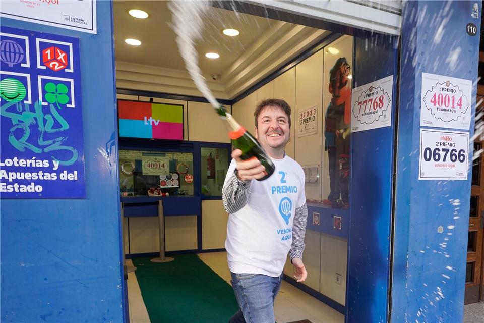 Am Dreikönigstag knallen in Spanien nach der Ziehung am Mittag einige Sektkorken.Javier Vázquez/EUROPA PRESS/dpa