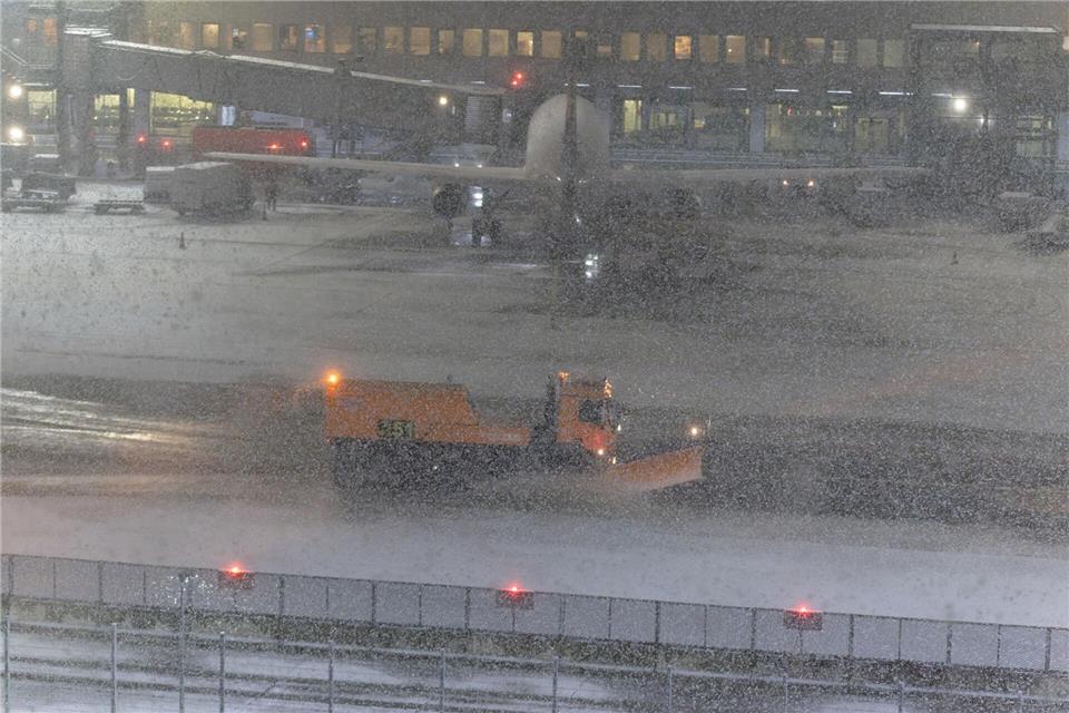 Am Düsseldorfer Flughafen hatte der Winterdienst am Wochenende einiges zu tun.Jan Ohmen/dpa