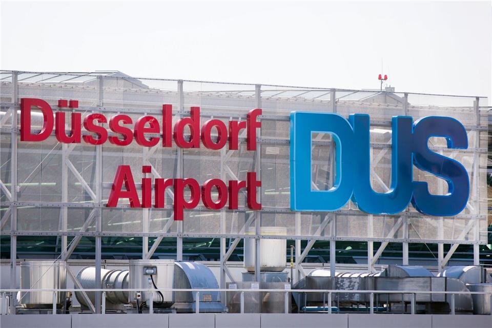 Am Düsseldorfer Flughafen ist die Schwebebahn „Skytrain“ stehengeblieben. (Archivfoto)Rolf Vennenbernd/dpa