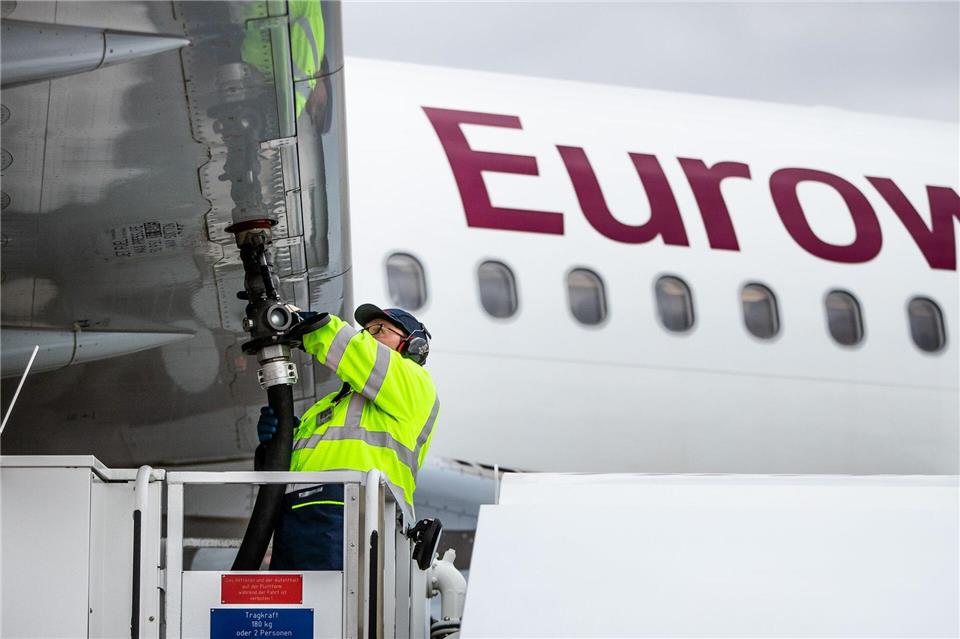 Am Düsseldorfer Flughafen soll ab 2028 eine neue Produktionsanlage nachhaltigen Flugkraftstoff aus CO2 herstellen, das zuvor der Luft entnommen wurde. (Symbolbild)Christoph Schmidt/dpa