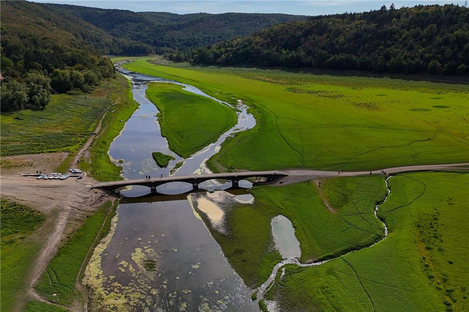 Am Edersee tauchen bei Niedrigwasser versunkene Dörfer auf.Swen Pförtner/dpa