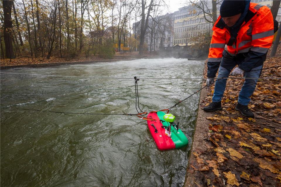 Am Eisbach in München laufen Messungen, nachdem sich die Surfwelle dort nicht mehr aufbaut.Peter Kneffel/dpa