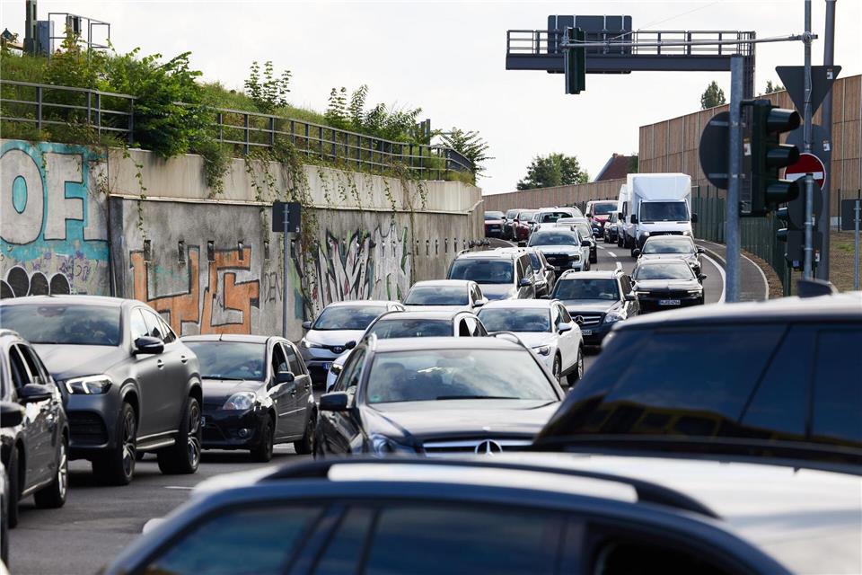 Am Ende der A100 wird die Verkehrsführung geändert. (Archivbild)Joerg Carstensen/dpa