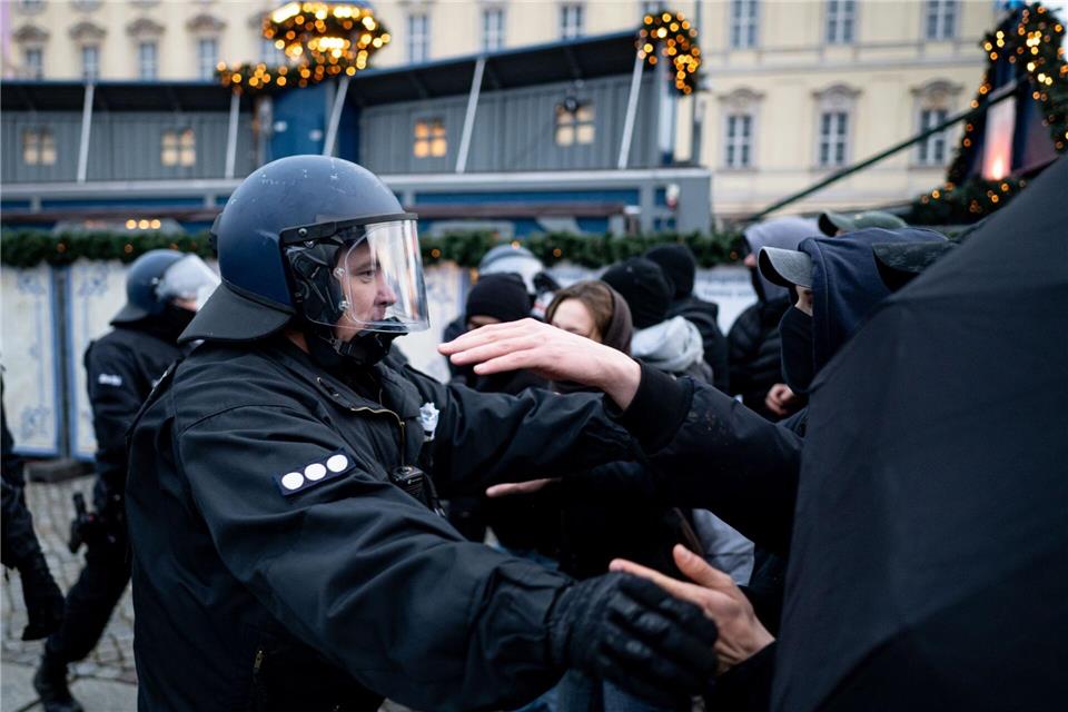 Am Ende der Demonstration kam es zum Gerangel.Fabian Sommer/dpa