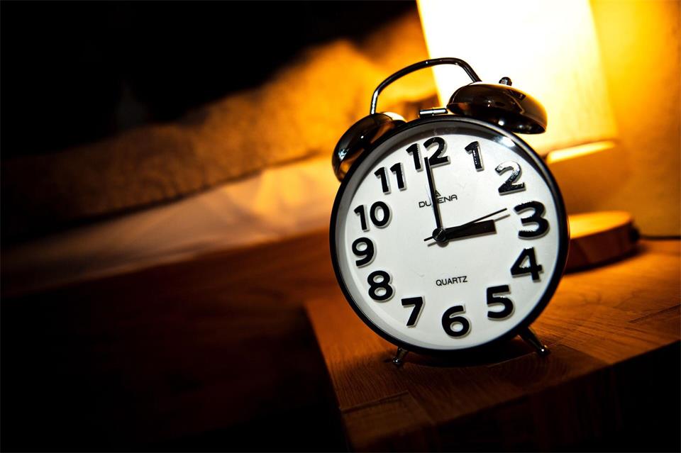 Am Ende der Sommerzeit wie Uhr wird um eine Stunde zurückgestellt. (Symbolbild)Sina Schuldt/dpa