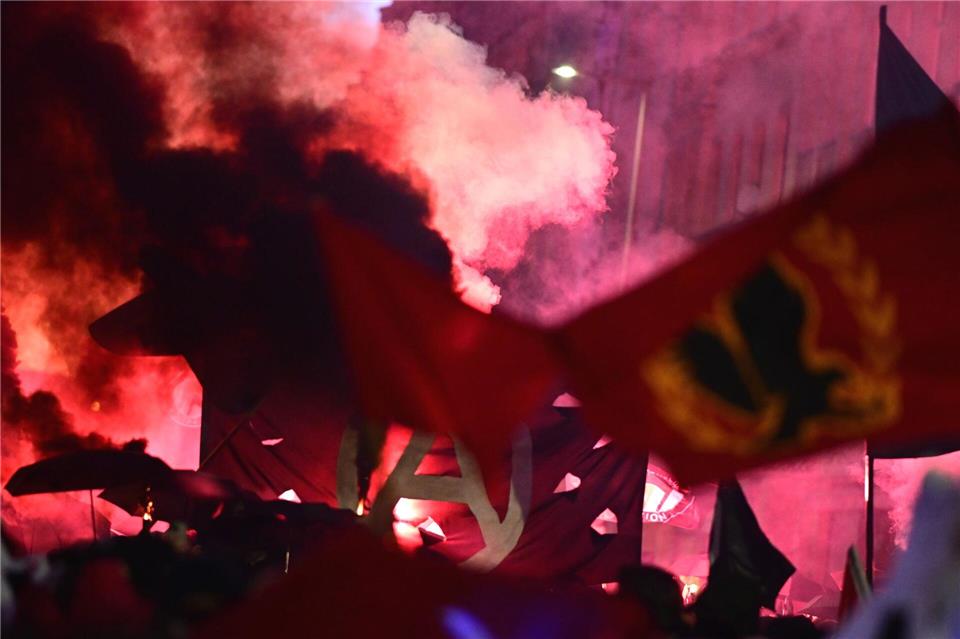 Am Ende der großen linken Demonstration am Abend des 1. Mai in Berlin-Kreuzberg kam es noch zu einigen kleineren Angriffen auf Polizisten. Fabian Sommer/dpa