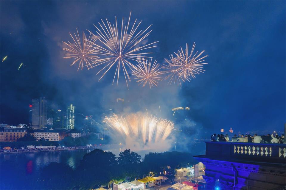 Am Ende des Museumsuferfestes steht traditionell das Feuerwerk am Main. (Archivbild)Andreas Arnold/dpa