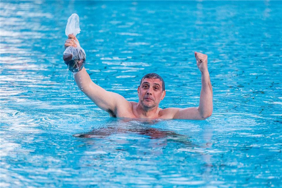 Am Ende des Trainings werden die Steine wieder eingesammelt.Christophe Gateau/dpa