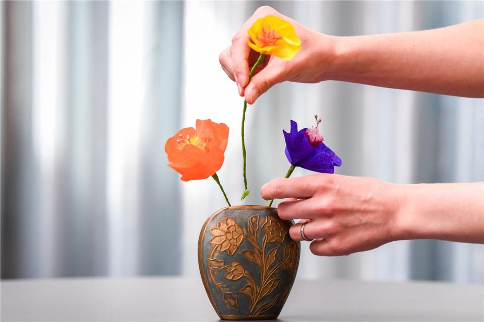 Am Ende die Blumen nur noch in eine schöne Vase arrangieren - fertig!Zacharie Scheurer/dpa-tmn