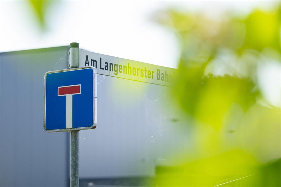 Am Ende dieser Sackgasse soll das neue Krematorium in Ochtrup gebaut werden. Das juristische Tauziehen um das Projekt geht jetzt weiter. (Archivbild)Guido Kirchner/dpa