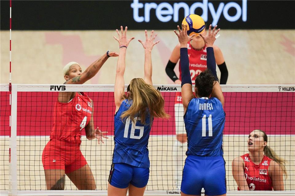 Italien ist Volleyball-Weltmeister der Frauen Am Ende einer umkämpften Partie setzte sich Italien durch.Sakchai Lalit/AP/dpa