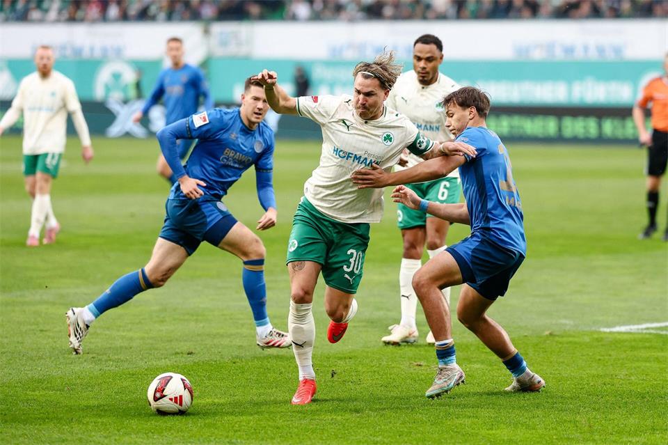 Am Ende eines eher mittelmäßigen Zweitliga-Spiels jubelt Fürth gegen Braunschweig.Daniel Löb/dpa