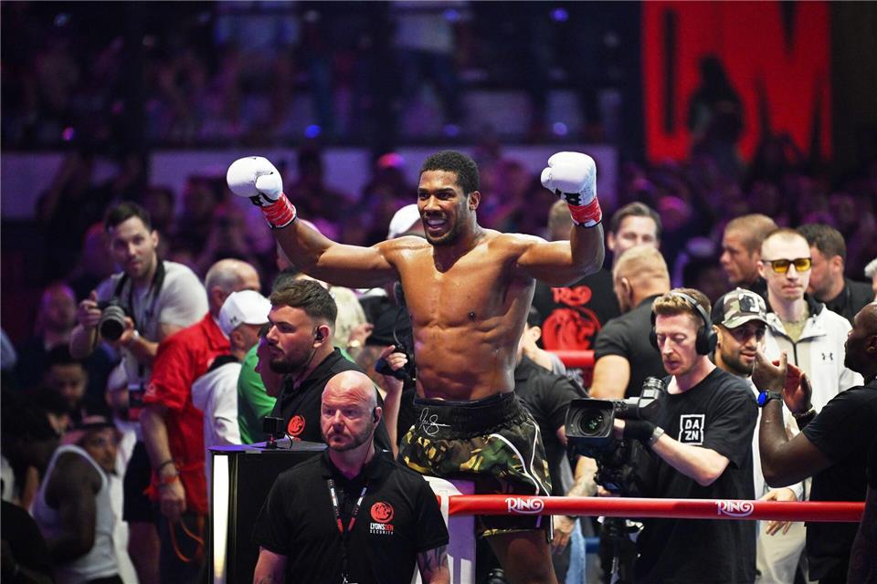 Am Ende feierte Joshua den Sieg - und den Ausblick auf einen lukrativen Fight gegen Tyson Fury.Ali Issa/AP/dpa