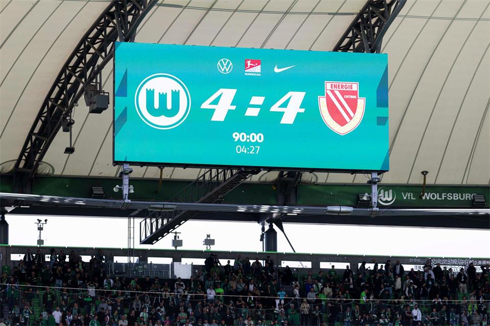 Am Ende stand es 4:4 zwischen dem VfL Wolfsburg und Energie Cottbus.Michael Matthey/dpa