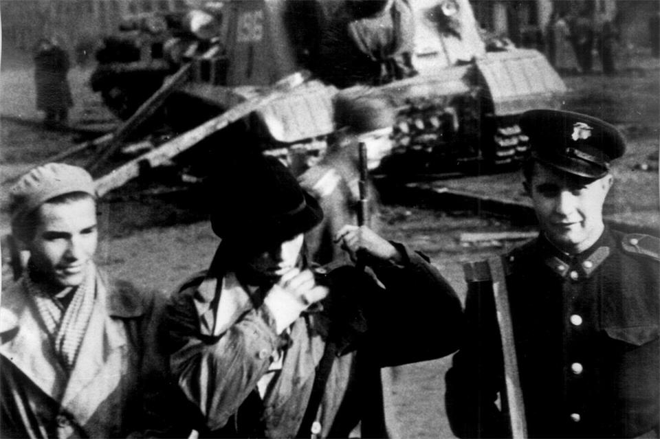 Am Ende waren die ungarischen Freiheitskämpfer der militärischen Übermacht der Sowjetunion unterlegen. (Archivbild)dpa