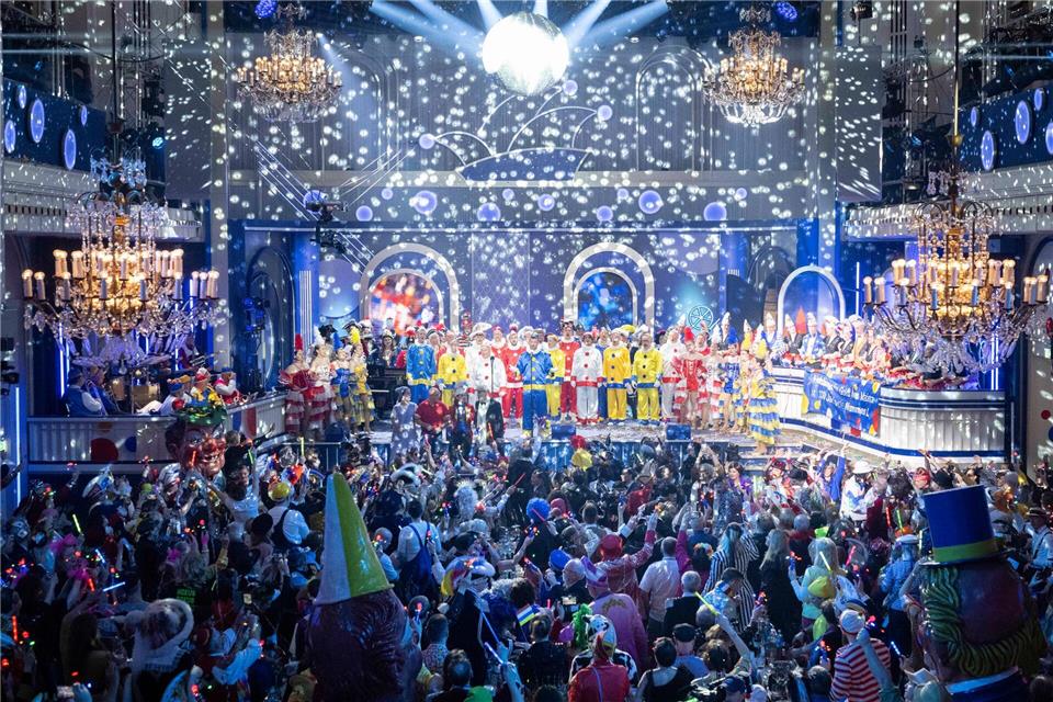 Am Ende wird es bunt mit reichlich Konfetti: Die Mainzer Hofsänger, die ihren 100. Geburtstag feiern, treten ganz am Ende auf. Boris Roessler/dpa