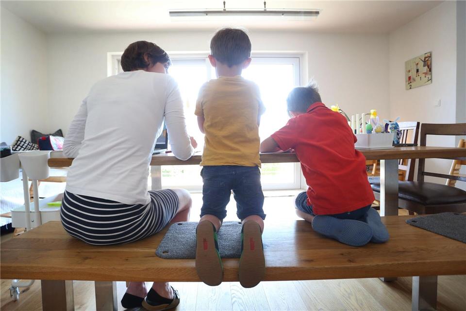 Am Esstisch kann man mit seinen Kindern ganz selbstverständlich auch über Sexualität oder die Frage, wie ein Baby in Mamas Bauch kommt, sprechen. picture alliance/dpa