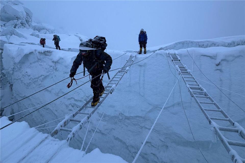 Am Evererst ist der Aufstieg mit Fixseilen und Leitern vorbereitet. (Symbolbild)Pasang Rinzee Sherpa/AP/dpa