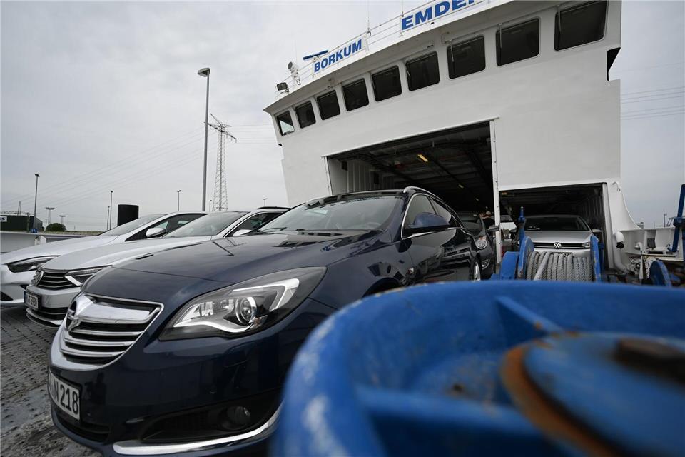 Am Fähranleger nach Borkum ist ein 59-Jähriger mit seinem Auto ins Hafenbecken gefahren. (Archivbild)Lars Klemmer/dpa