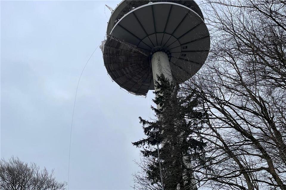 Am Fernmeldeturm auf dem Hoherodskopf im Vogelsberg haben sich in der Nacht wohl durch Sturm mehrere Gerüstteile gelöst und sind herabgestürzt. Der Bereich um den Turm wurde zunächst abgesperrt. (Foto Handout)Polizei/dpa