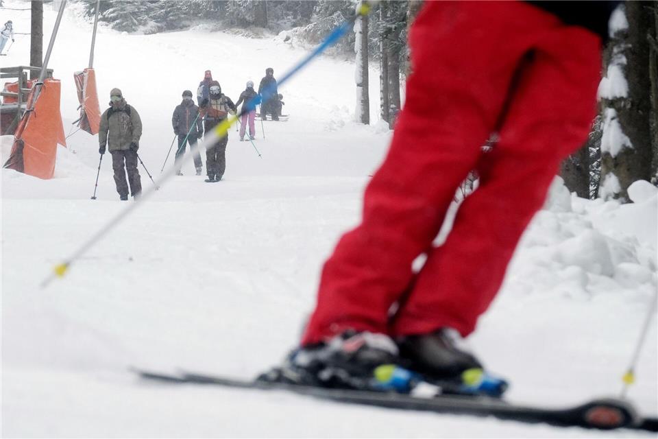 Am Fichtelberg bevölkern Skifahrer die erste geöffnete Piste. Sebastian Willnow/dpa