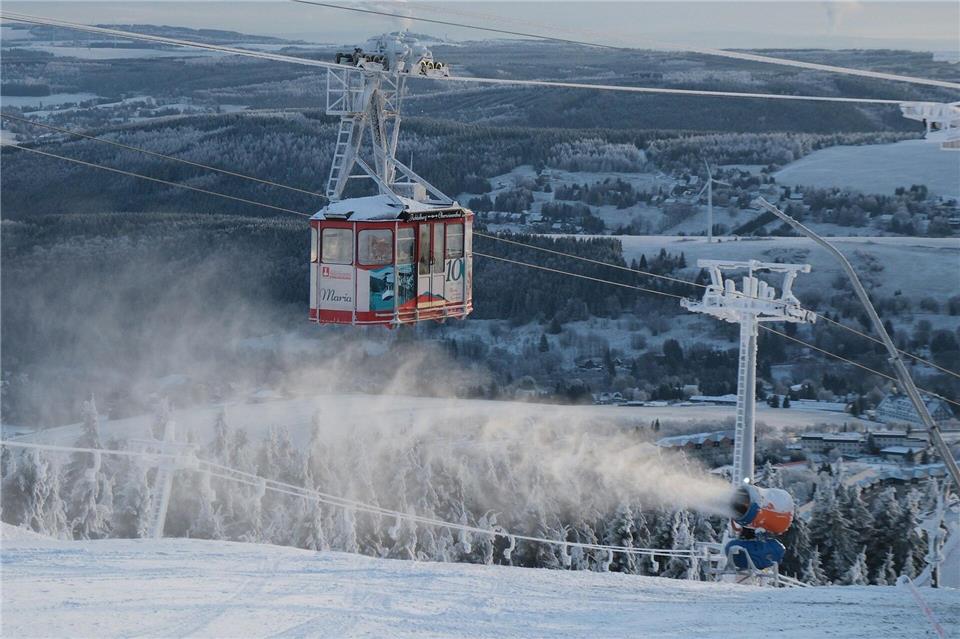 Am Fichtelberg präsentiert sich das Erzgebirge winterlich weiß.Sebastian Willnow/dpa
