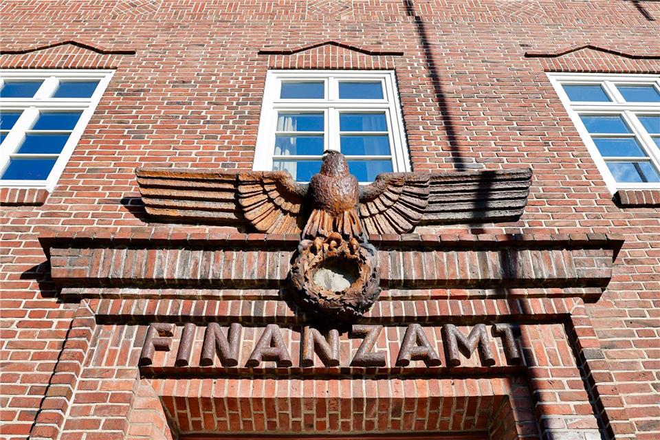 Am Finanzamt in Schleswig hängt auch heute noch ein Reichsadler, nur das Hakenkreuz wurde entfernt.Frank Molter/dpa