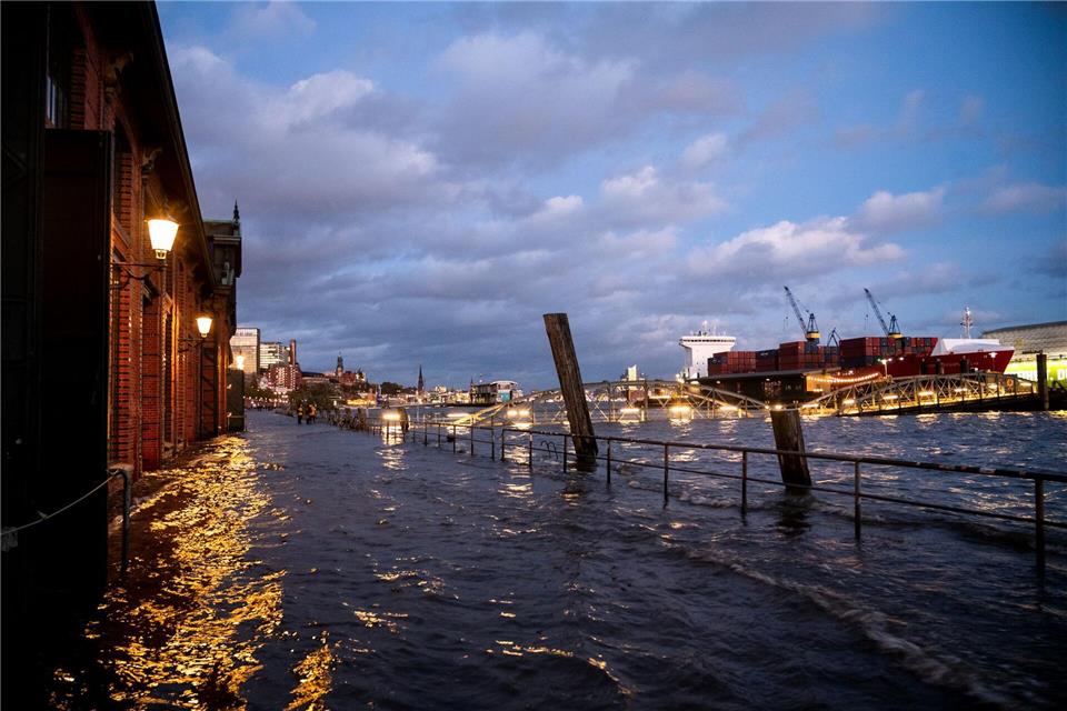 Weitere Sturmflut überschwemmt den Hamburger Fischmarkt Am Fischmarkt in St. Pauli lässt eine Sturmflut das Wasser der Elbe über die Kaikante schwappen. (Archivbild)Daniel Bockwoldt/dpa